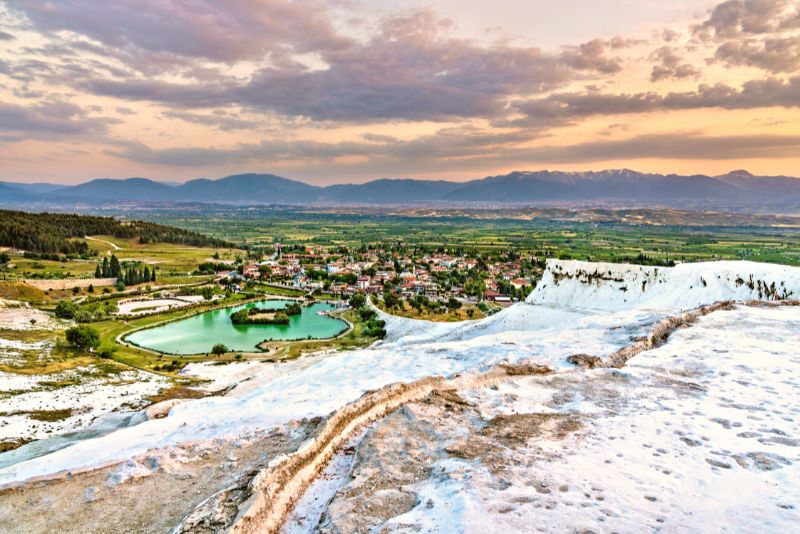 Hierapolis'teki batık Roma sütunlu Kleopatra havuzları
